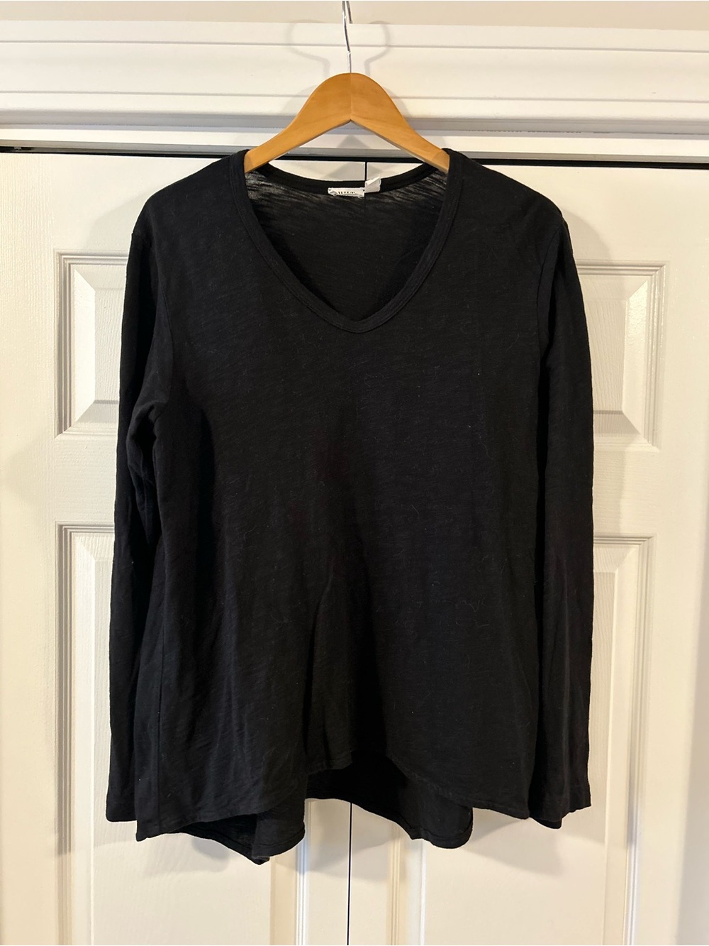 Wilt Classic Black V-Neck Long Sleeve Top in Large